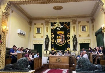 Vox aplaude la medida mientras que PSOE advierte de una fractura social y Podemos la denuncia en la Fiscalía por vulnerar la Constitución
